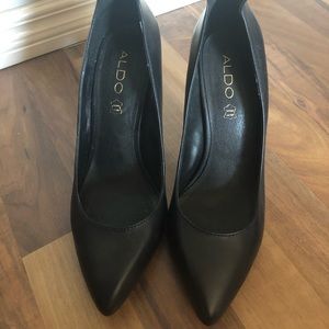 Aldo Pointy Toe Zipper Back Pumps